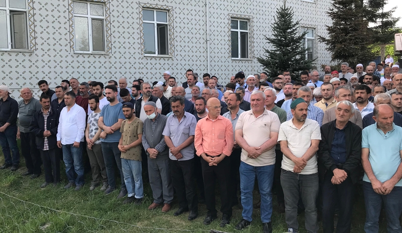 Ayağını çapa makinesine kaptıran Tacettin amca toprağa verildi