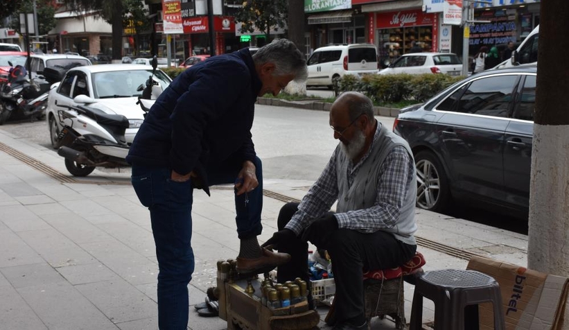 Ayakkabı boyayarak 6 evlat büyüttü
