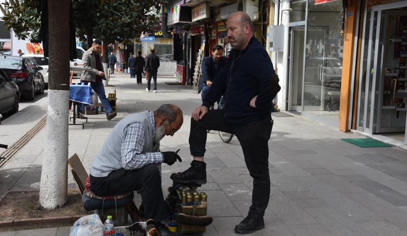 Ayakkabı boyayarak 6 evlat büyüttü