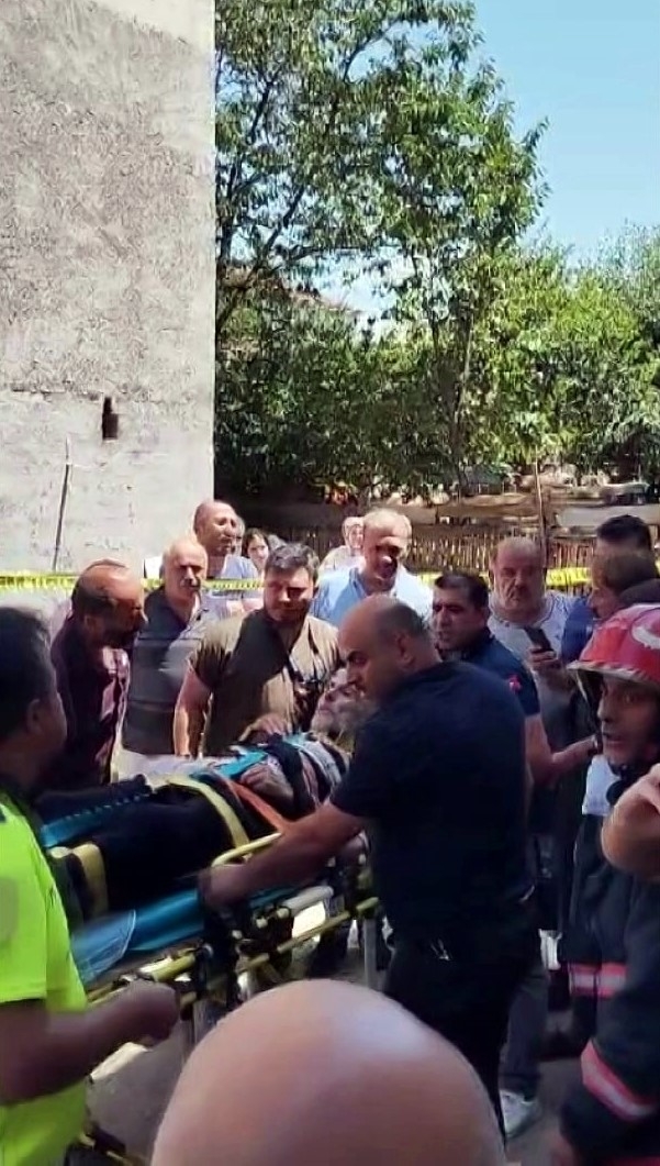 ayaklari-kirik-olan-kisiyi-yangindan-itfaiye-kurtardic2nvzuxsqk