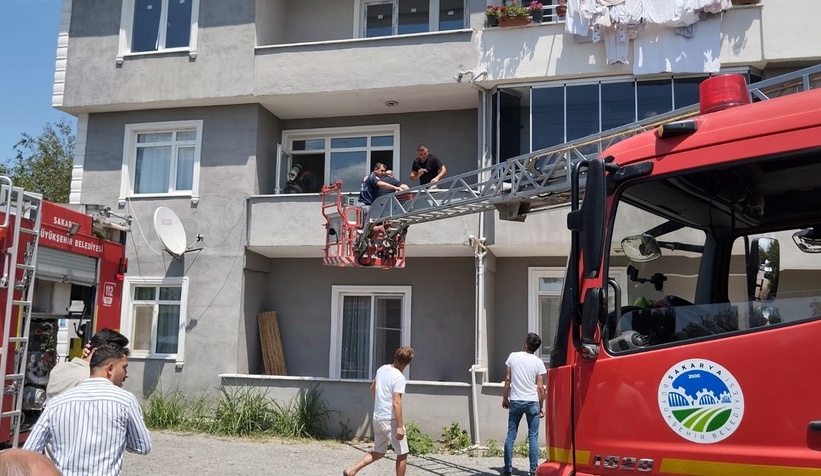 ayaklari-kirik-olan-kisiyi-yangindan-itfaiye-kurtardic2nvzuxsqk