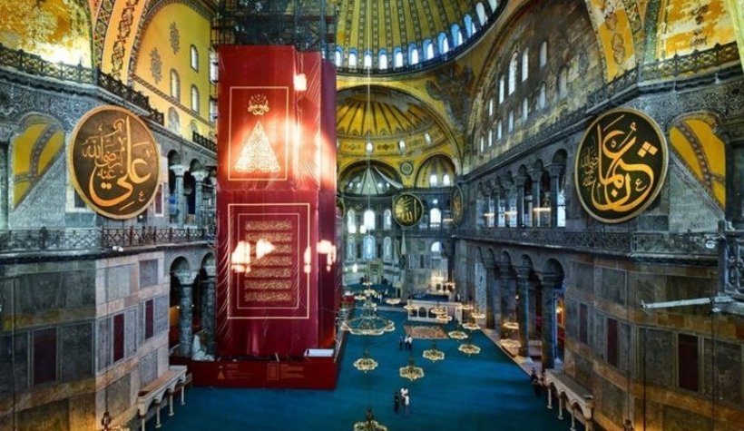 Ayasofya bugün aslına rücu etti