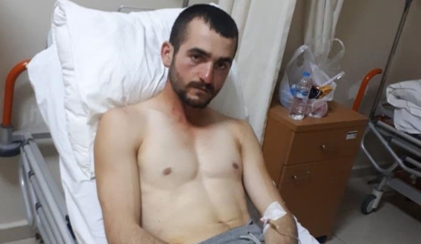 Ayının saldırısından köpekleri kurtardı