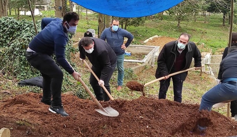 Aynı ailede koronadan ölen 5'nci kişi toprağa verildi