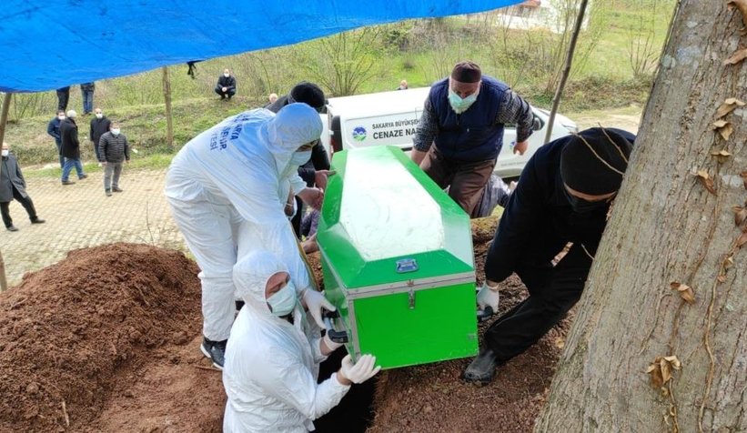 Aynı ailede koronadan ölen 5'nci kişi toprağa verildi