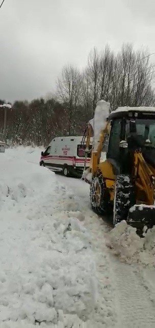 Aynı mahallede 4 ambulans kara saplandı