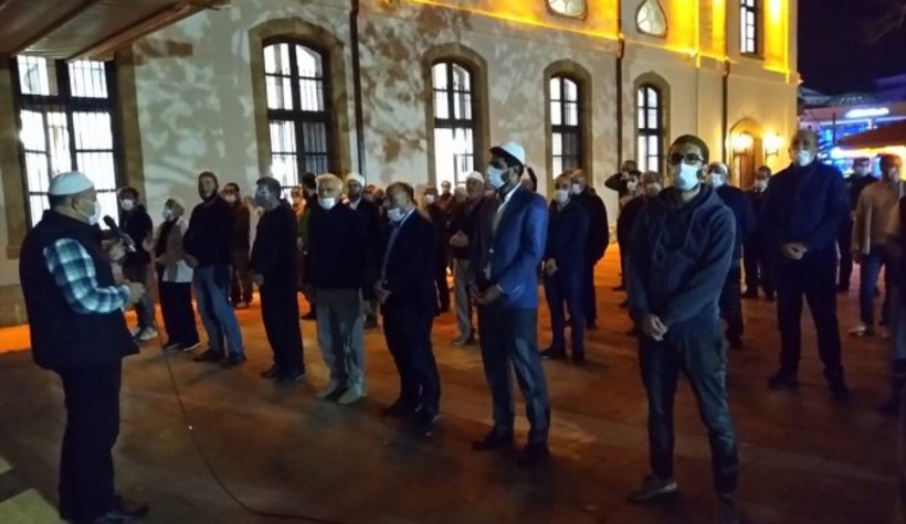 Azerbaycan'daki şehitler için gıyabi cenaze namazı kıldılar