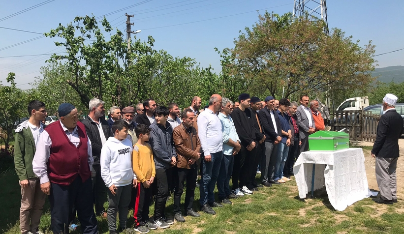 azra-melek-topraga-verildic1znsxvxwf