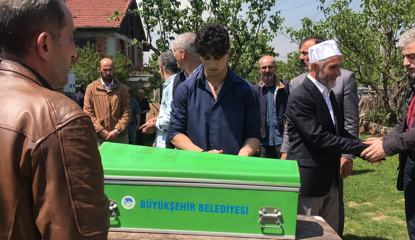 azra-melek-topraga-verildic1znsxvxwf