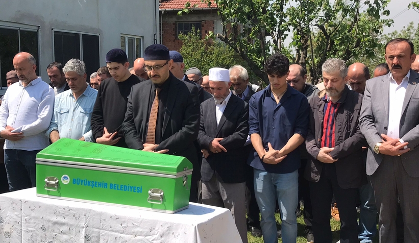 azra-melek-topraga-verildic1znsxvxwf