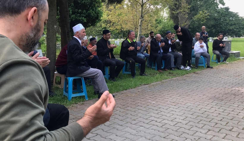 azra-melek-topraga-verildic1znsxvxwf