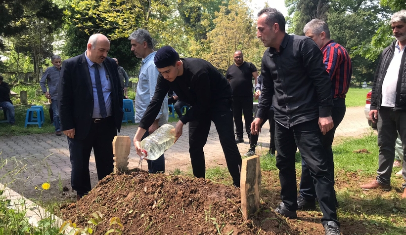 azra-melek-topraga-verildic1znsxvxwf