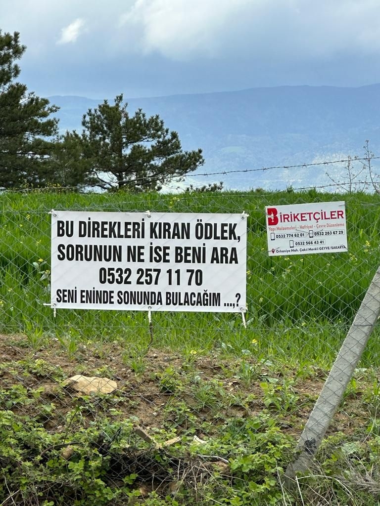 Bahçesinin direklerini kırana afişle seslendi