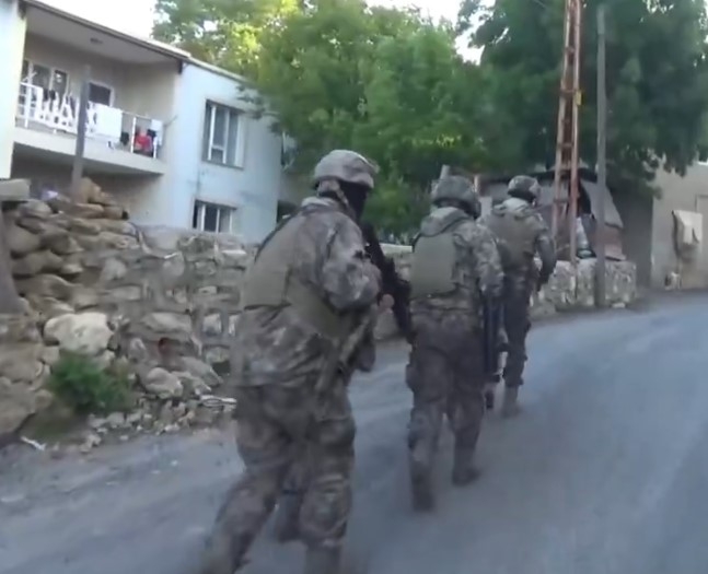 bahis-dolandiricilik-ve-cocuk-mustehcenligi-operasyonu-181-gozaltinmdkl2jha3