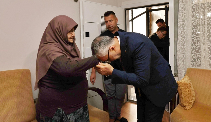 bakan-isikhan-dan-sakarya-da-sehit-ailelerine-ziyaretdjjvtg41mj