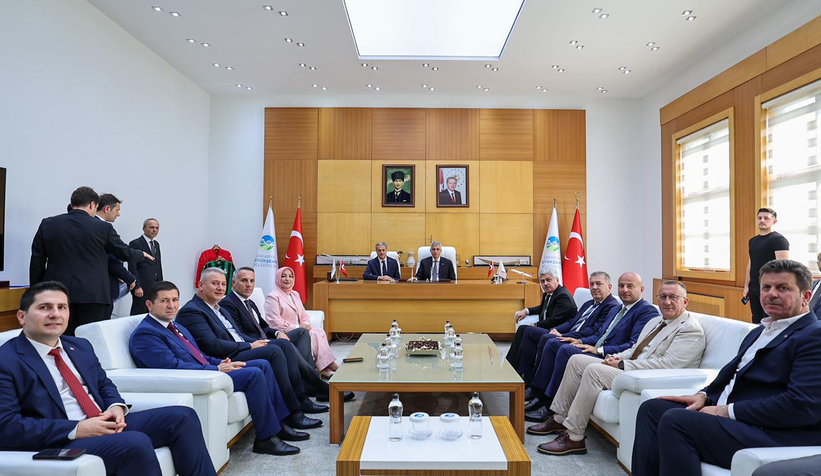 Bakan Memişoğlu, Sakarya Büyükşehir Belediyesi'ni ziyaret etti