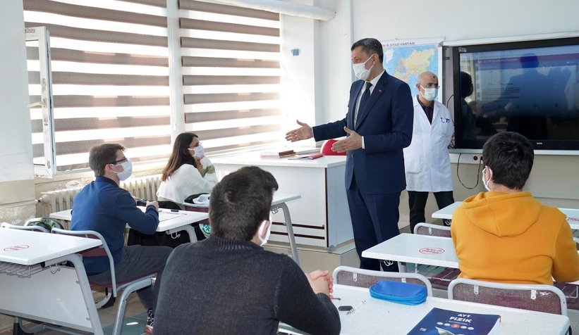 Bakan Selçuk Sakarya Anadolu Lisesi’nde müzeyi gezdi