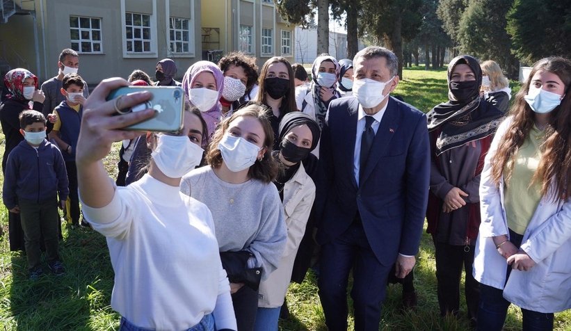 Bakan Selçuk Sakarya Anadolu Lisesi’nde müzeyi gezdi