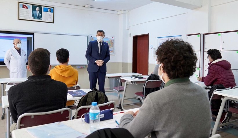 Bakan Selçuk Sakarya Anadolu Lisesi’nde müzeyi gezdi