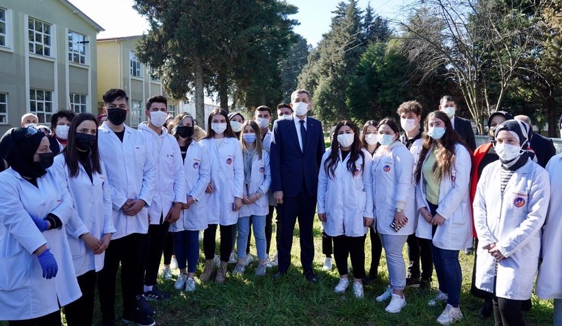 Bakan Selçuk Sakarya Anadolu Lisesi’nde müzeyi gezdi