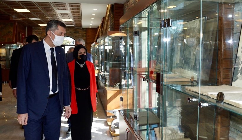 Bakan Selçuk Sakarya Anadolu Lisesi’nde müzeyi gezdi