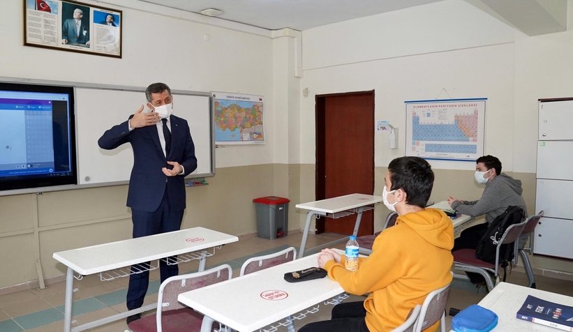 Bakan Selçuk Sakarya Anadolu Lisesi’nde müzeyi gezdi