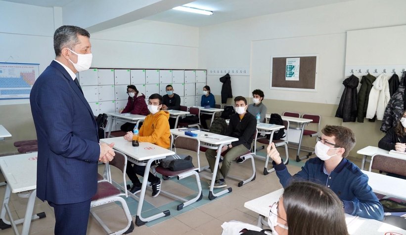 Bakan Selçuk Sakarya Anadolu Lisesi’nde müzeyi gezdi