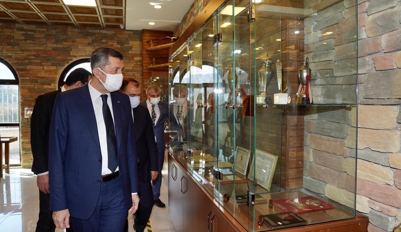 Bakan Selçuk Sakarya Anadolu Lisesi’nde müzeyi gezdi