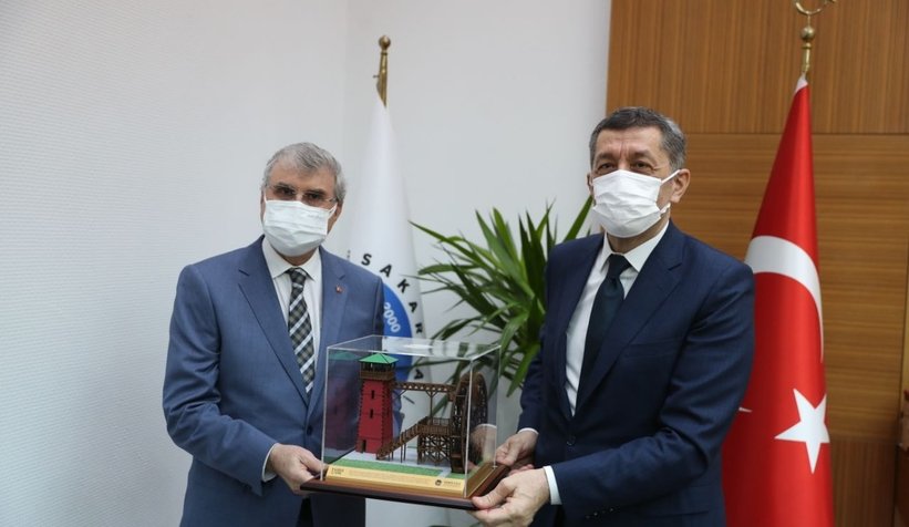 bakan-selcuk-tan-ekrem-yuce-ye-ziyaretes9uk3bfvw