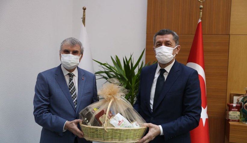 bakan-selcuk-tan-ekrem-yuce-ye-ziyaretes9uk3bfvw