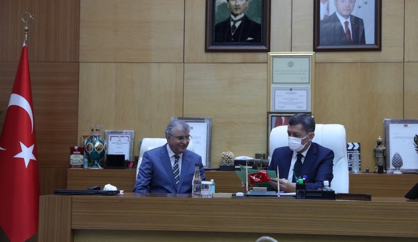 bakan-selcuk-tan-ekrem-yuce-ye-ziyaretes9uk3bfvw