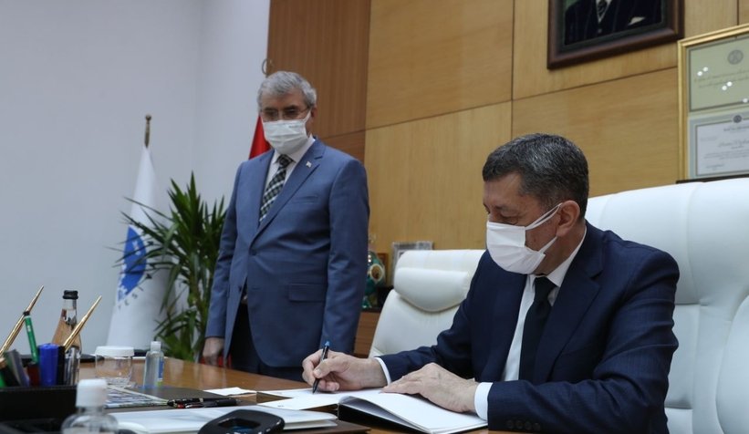 bakan-selcuk-tan-ekrem-yuce-ye-ziyaretes9uk3bfvw