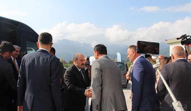 Bakan Varank Akyazı'da domates hasadı yaptı