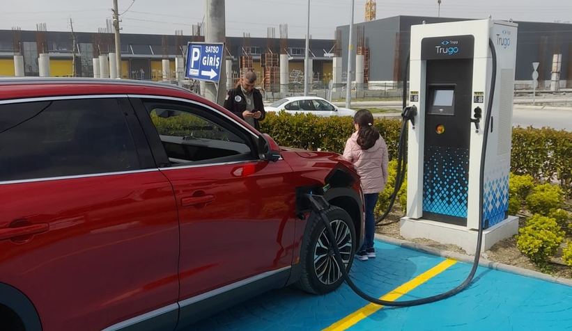 Bakan Varank makam aracı Togg'u Sakarya'da şarj etti