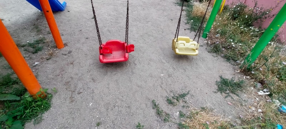 bakimsiz-parkta-salincaktan-dusen-cocuk-olumden-dondudxloa0tqc3