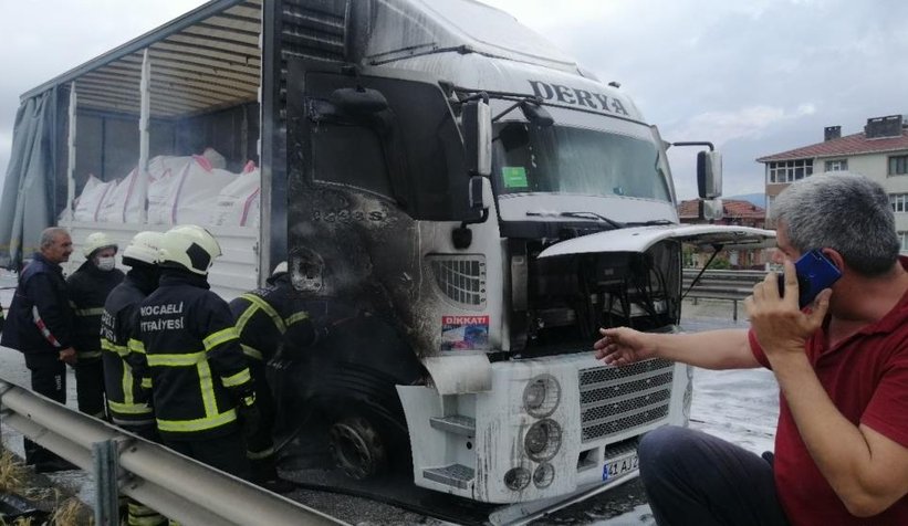 Balatadan çıkan alevler kamyonu yaktı