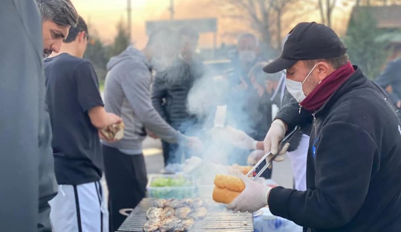 Balıkçı Hüseyin'den futbolculara balık ziyafeti