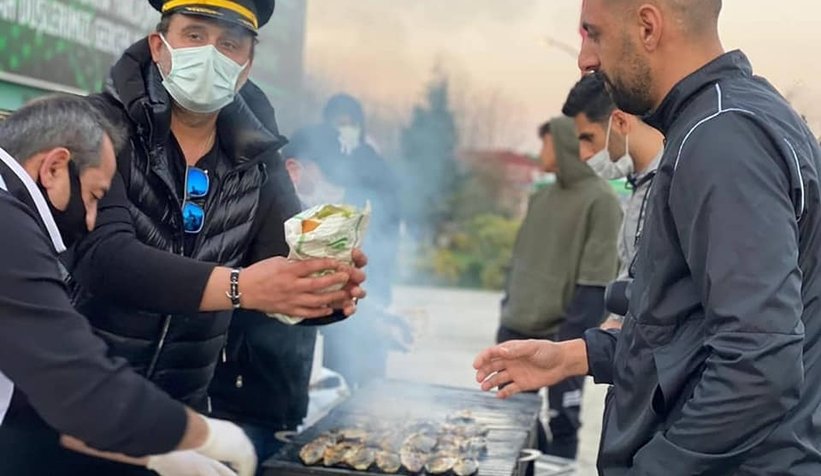 Balıkçı Hüseyin'den futbolculara balık ziyafeti