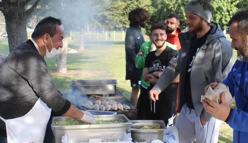Balıkçı Hüseyin'den futbolculara balık ziyafeti