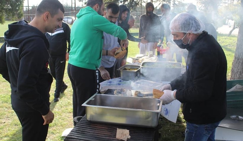 Balıkçı Hüseyin'den futbolculara balık ziyafeti