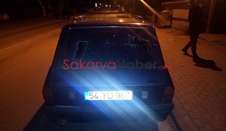 Baltayla aracın camlarını kırdı