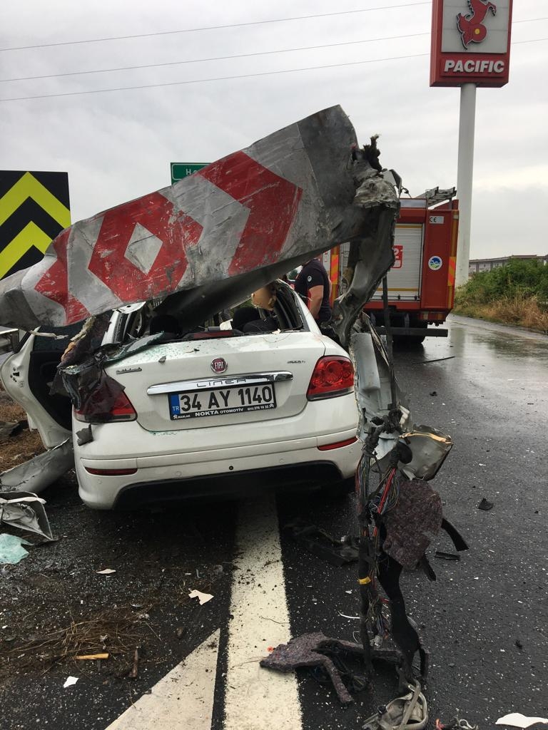 Bariyer aracın içinden geçti: 3 yaralı