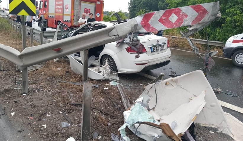 Bariyer aracın içinden geçti: 3 yaralı