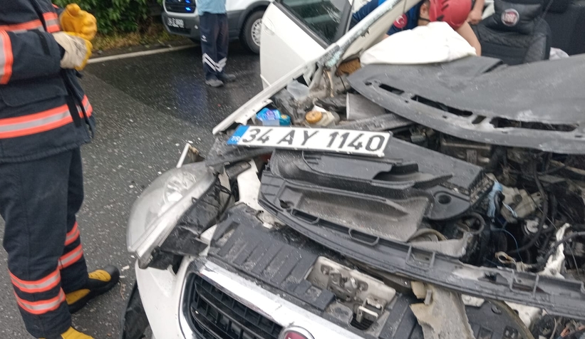 Bariyer aracın içinden geçti: 3 yaralı