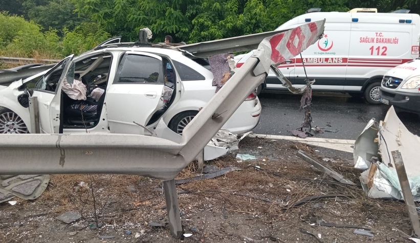 Bariyer aracın içinden geçti: 3 yaralı