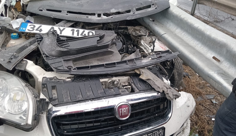 Bariyer aracın içinden geçti: 3 yaralı