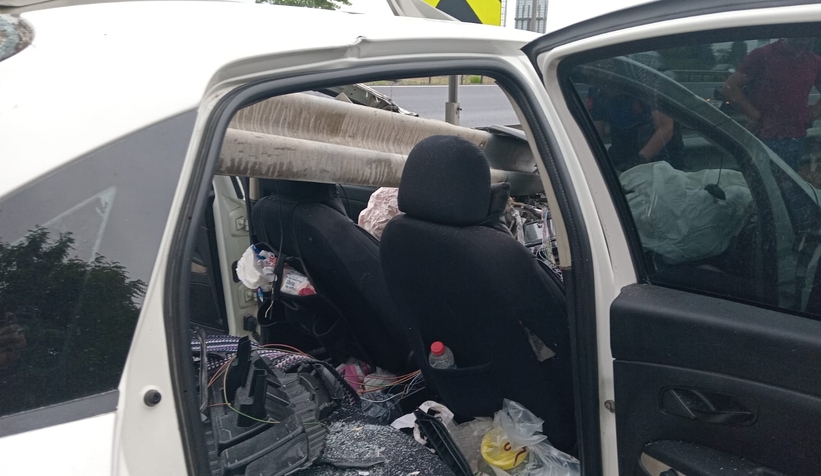 Bariyer aracın içinden geçti: 3 yaralı