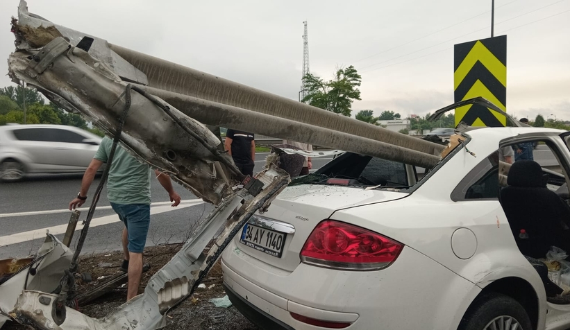 Bariyer aracın içinden geçti: 3 yaralı