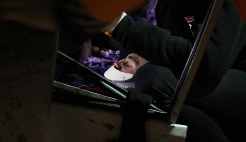 Bariyer otomobile ok gibi saplandı: 1'i ağır 4 yaralı