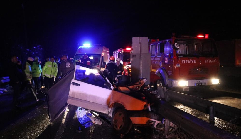 Bariyer otomobile ok gibi saplandı: 1'i ağır 4 yaralı
